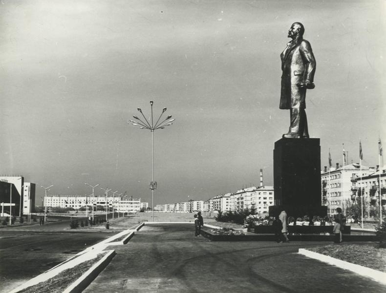 Памятник В.И. Ленину, установленный в Биробиджане. 1978 год Госархив ЕАО