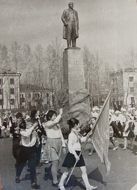 Прием школьников в пионеры в день 100-летия со дня рождения В.И. Ленина в Биробиджане. 1970 год