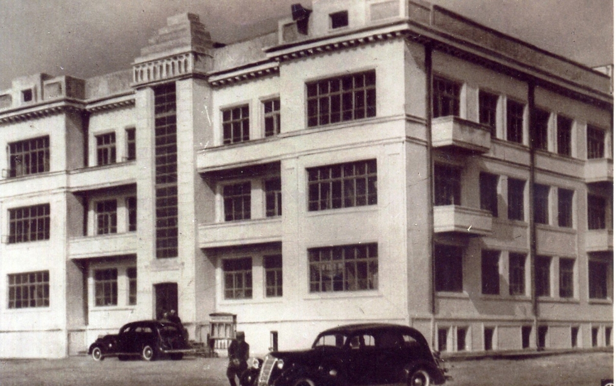 В начале 1950–х годов государственный архив размещался в здании облисполкома ЕАО