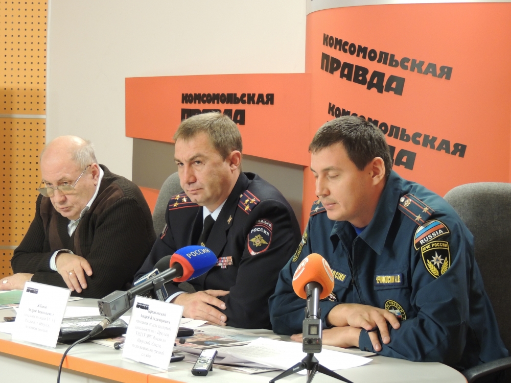 Начальник полиции УМВД России по Иркутску Андрей Жбанов (в центре) Тимур Балашов