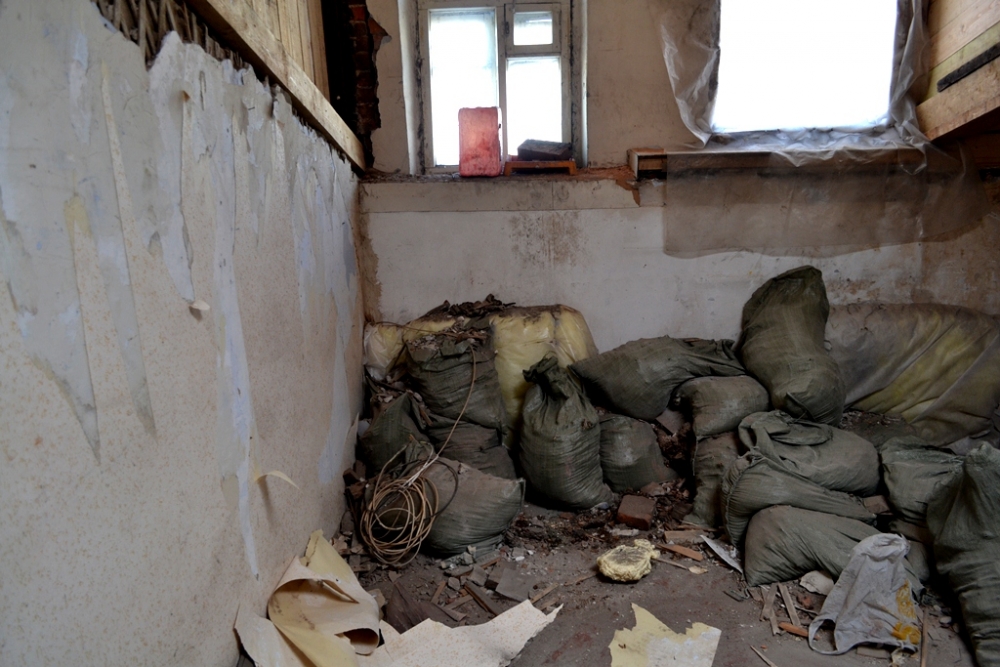 Остатки прогнившей крыши в одной из мастерских