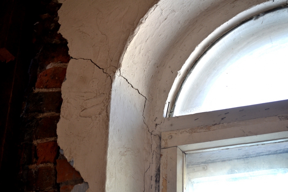 По стенам пошли трещины