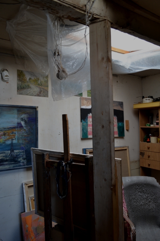 Целлофан защищает художников от песка