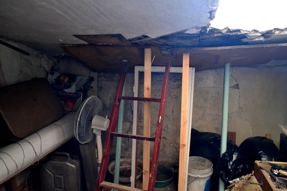 Чтобы крыша окончательно не обвалилась, художники делают подпорки из подручных средств