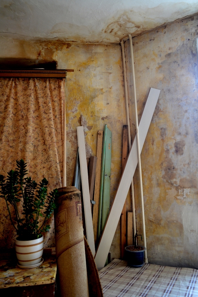 Стену и потолок покрасили всего 3 месяца назад