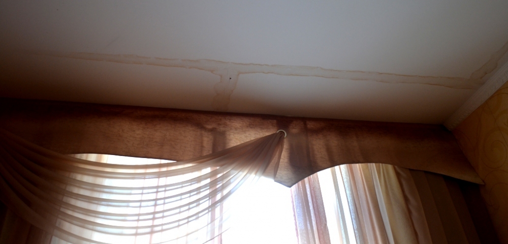 Вода льется прямо с потолка