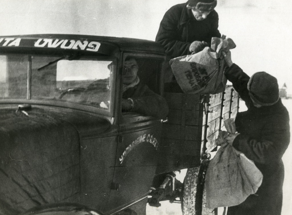 Привезли почту. Колхоз "Валдгейм". Фотограф В. Гиршович. 1937 г. Госархив ЕАО