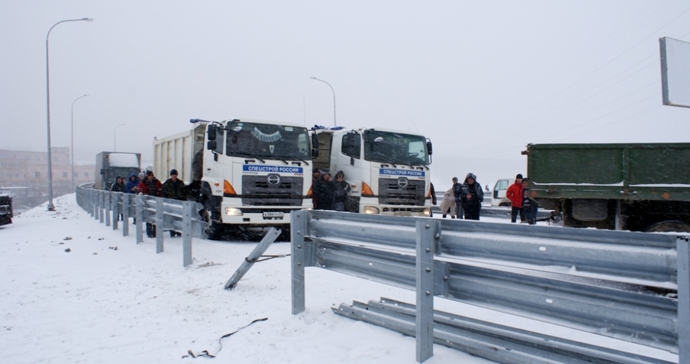 Водители разбирают леера