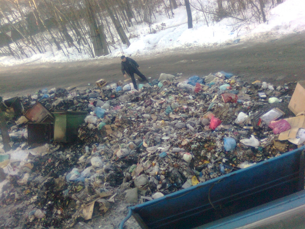 Груды мусора на муниципальной площадке Предоставлено Марией Соколовой