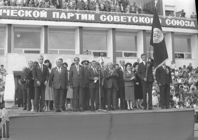 Торжественный митинг трудящихся области, посвященный вручению Биробиджану ордена "Знак Почета" Госархив ЕАО