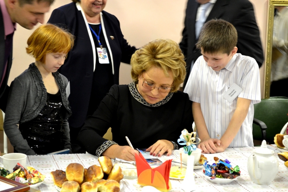 Валентина Матвиенко подписала детям книги