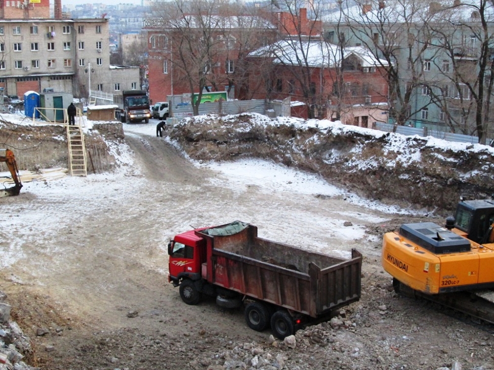Стройплощадка на Дальзаводской улице во Владивостоке