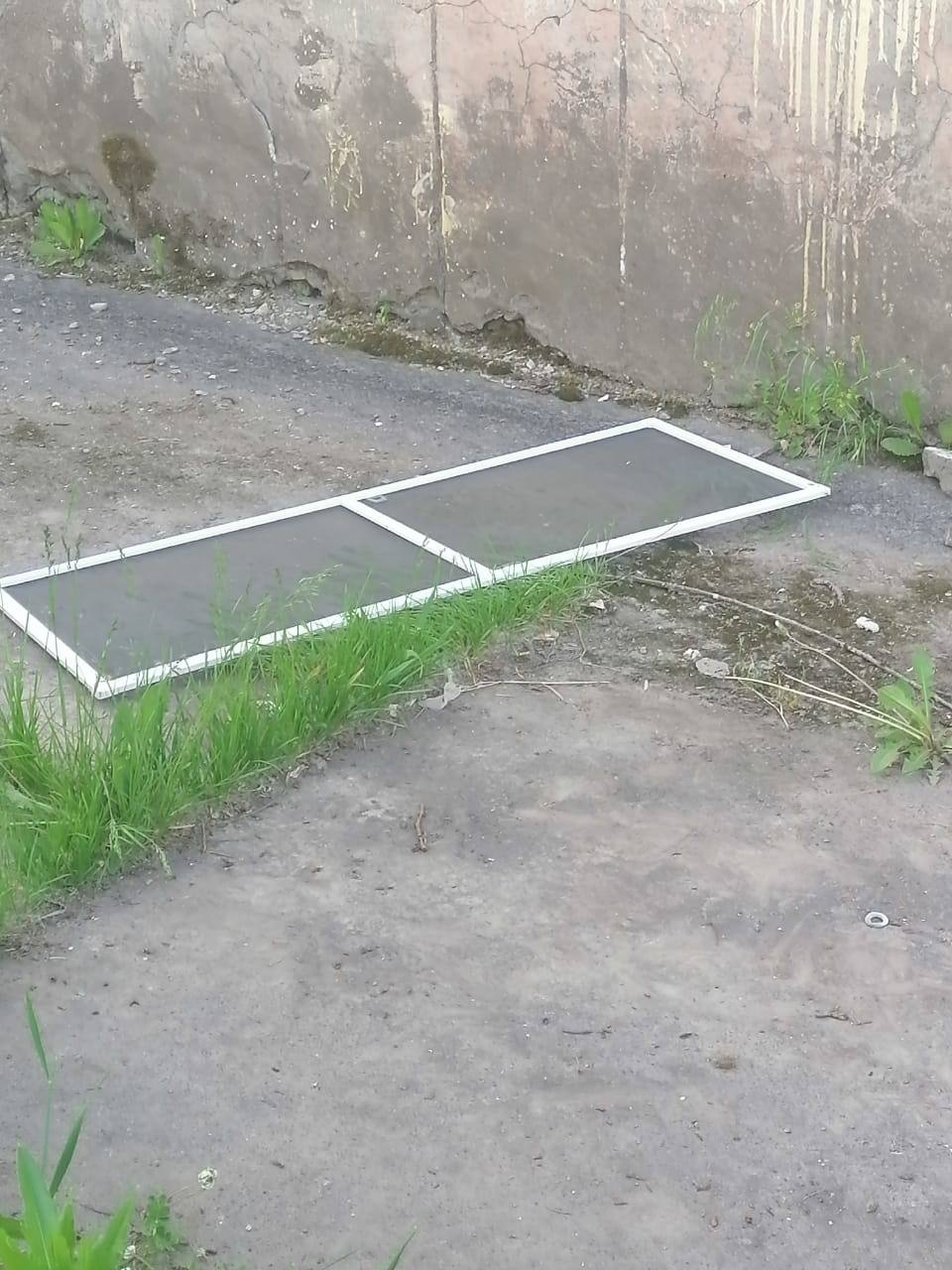 Выпавшая москитная сетка