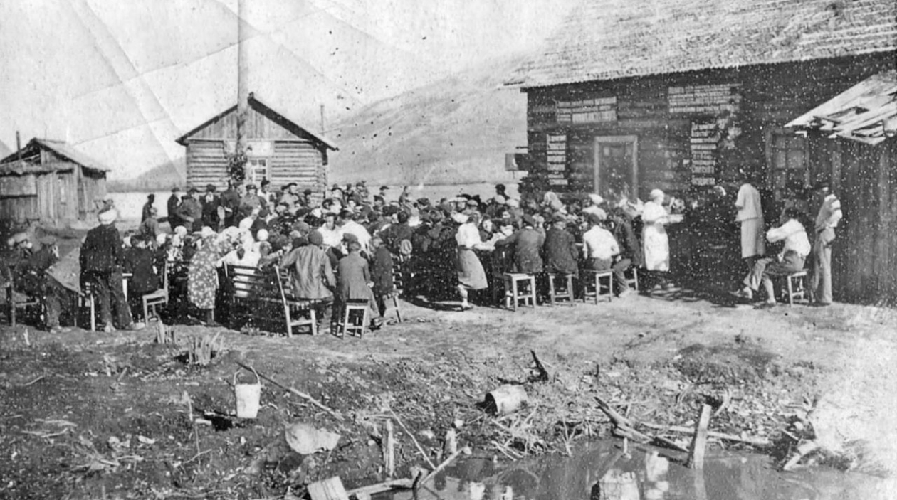 Праздник в посёлке Усть-Таскан рядом с Тасканской ТЭС-1. 1941 год