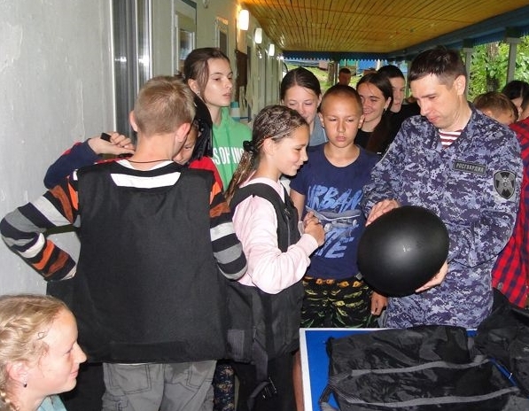 В детском лагере "Юность" прошла встреча с сотрудниками Росгвардии Пресс-служба Росгвардии по Приморскому краю