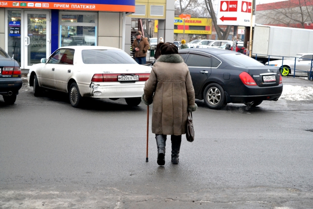 Человек переводит бабушку через дорогу. Бабушка на улице. Переводит бабушку через дорогу. Пожилая женщина на улице. Перевести старушку через дорогу.