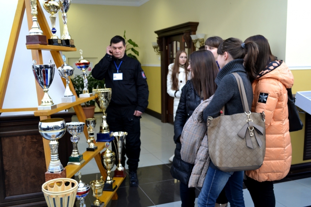 Некоторые с интересом рассматривали кубки 