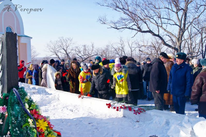 Память погибших солдат Гражданской войны почтили депутаты и молодежь ЕАО Фото с сайта Законодательного Собрания ЕАО 