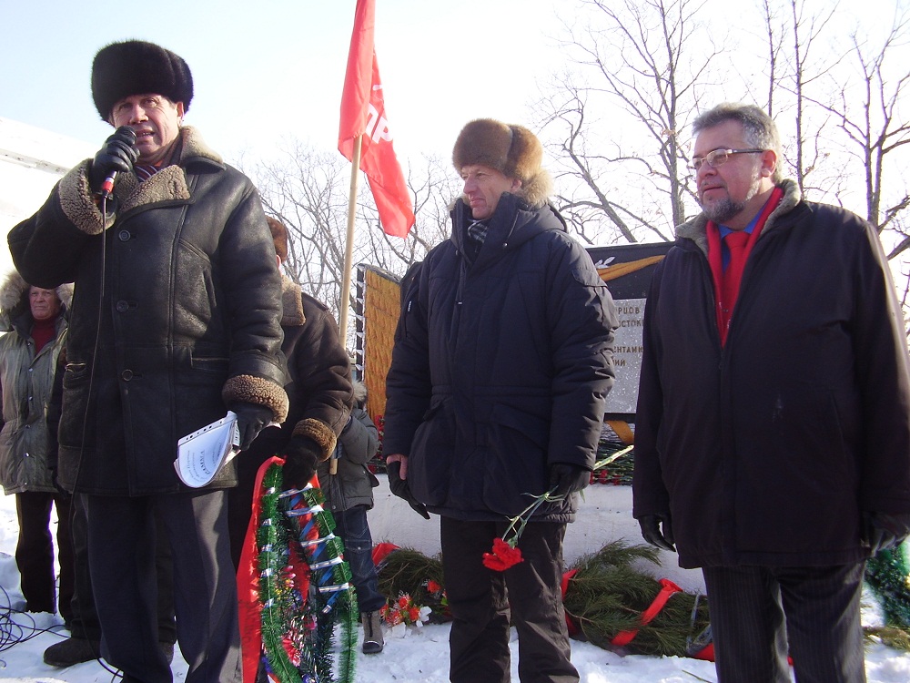 В президиуме митинга руководители КПРФ в ЕАО, Хабаровском и Приморском краях