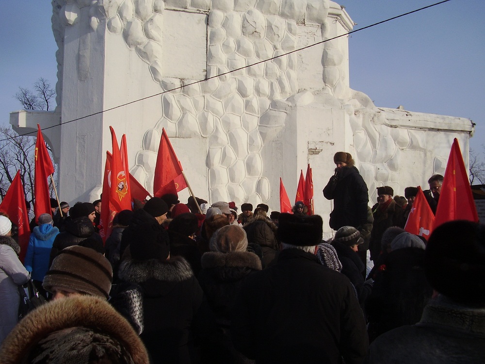 Красные флаги на сопке Июнь-Корань