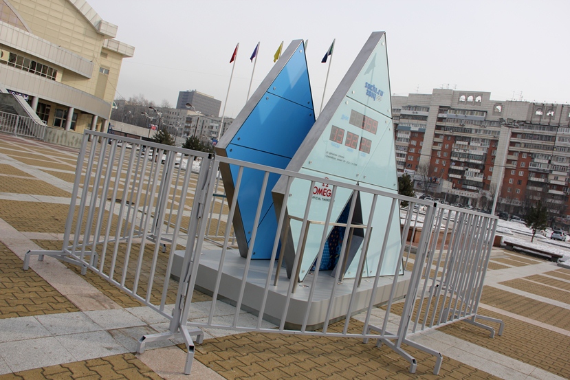 Олимпийские часы в Хабаровске оградили от жителей метровым забором