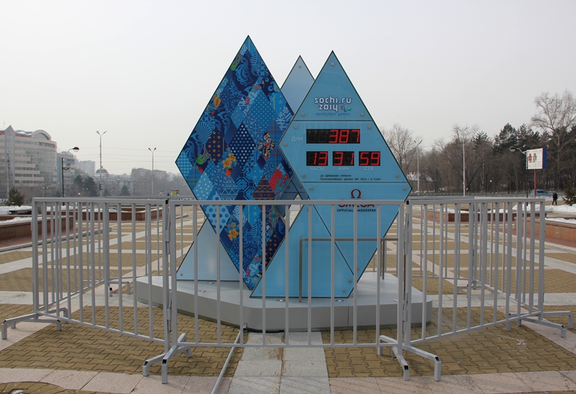 Олимпийские часы в Хабаровске оградили от жителей метровым забором