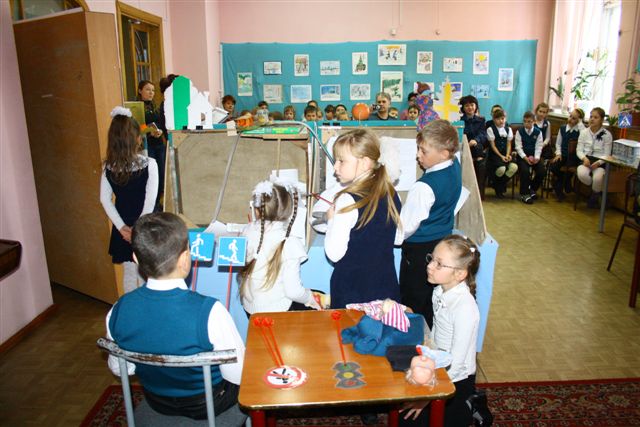 Детский кукольный театр показал премьеру спектакля о безопасности на дорогах