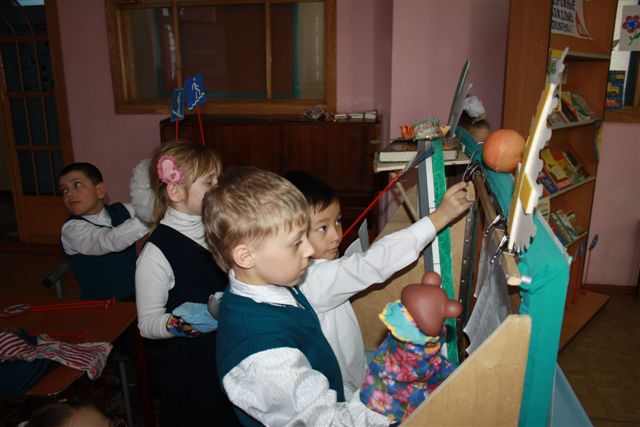 Детский кукольный театр показал премьеру спектакля о безопасности на дорогах