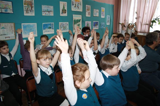 Детский кукольный театр показал премьеру спектакля о безопасности на дорогах