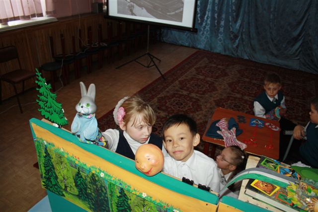 Детский кукольный театр показал премьеру спектакля о безопасности на дорогах