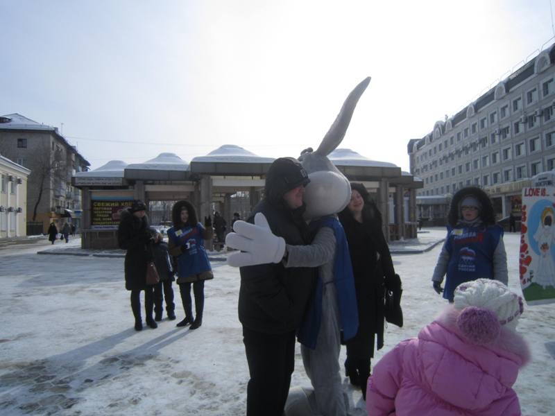 Кролик обнимал прохожих