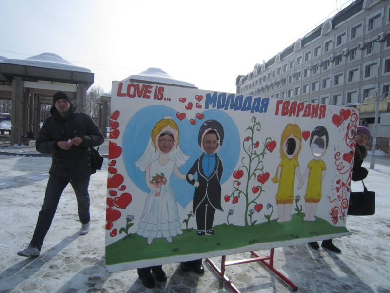 Прохожим предлагали сфотографироваться возле стены с влюбленными парами