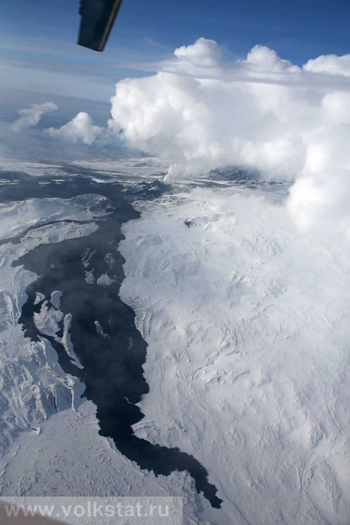 Излияние лавы продолжается в южном направлении