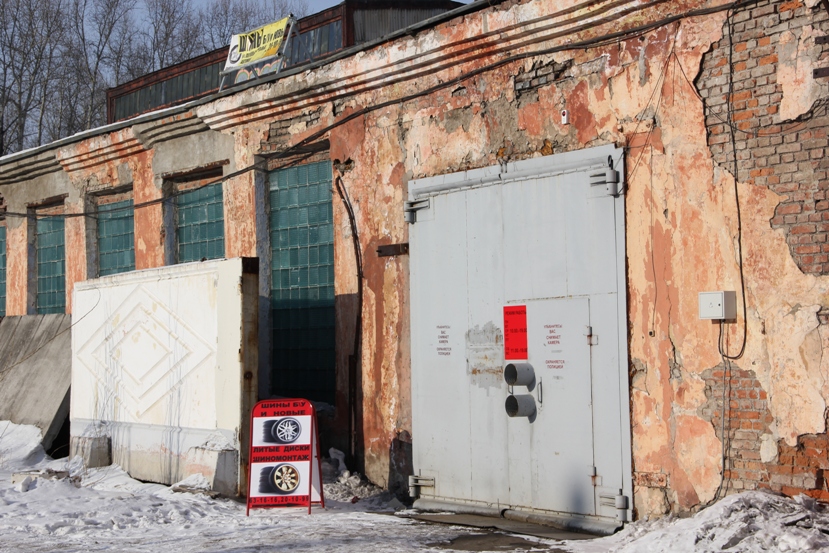 На территории завода расположены шиномонтаж, автомойка, автопарковка