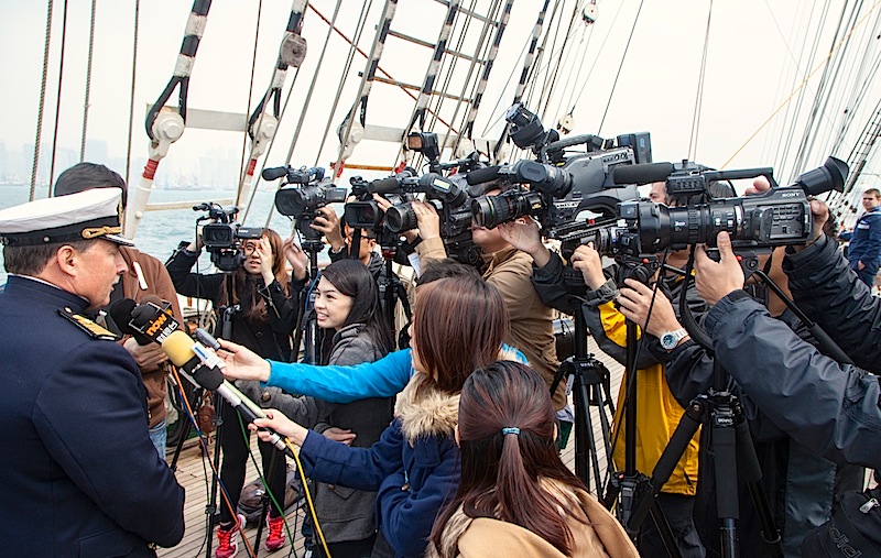 Журналисты и капитан барка "Седов"