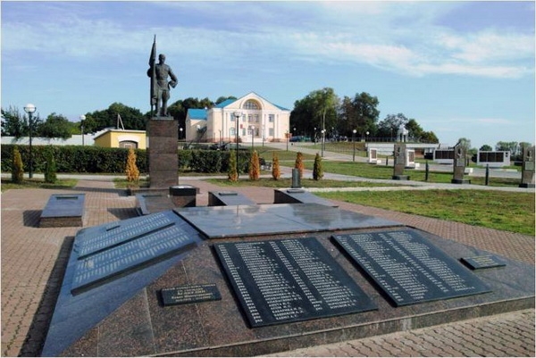 Братская могила расположена в центре г.п.Лоев Лоевского района Гомельской области Республики Беларусь