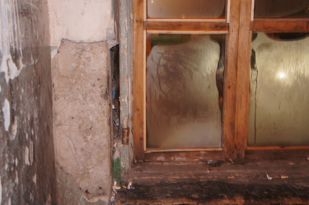 В протухшем доме живут люди на Сахалине