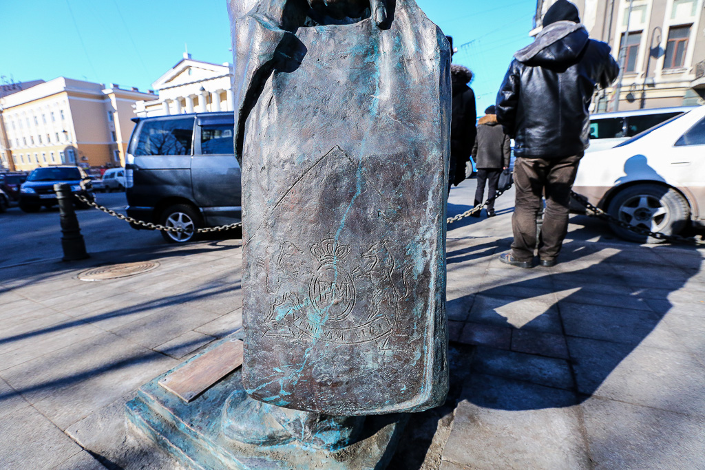 Памятник моряку загранплавания стал синим