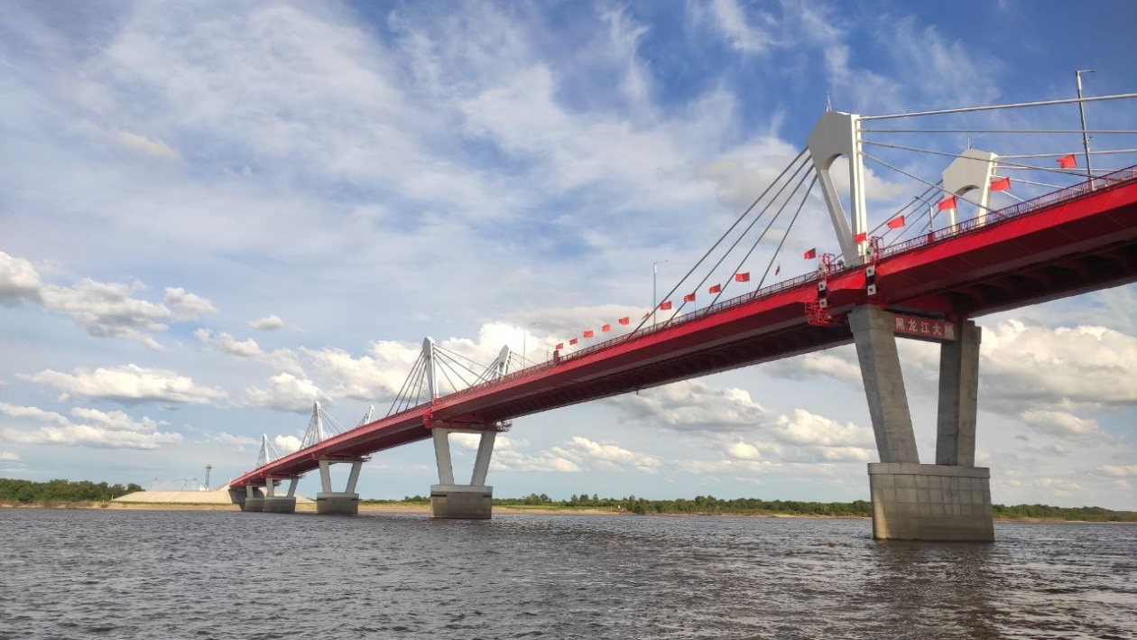 Вид на международный мост с прогулочного теплохода