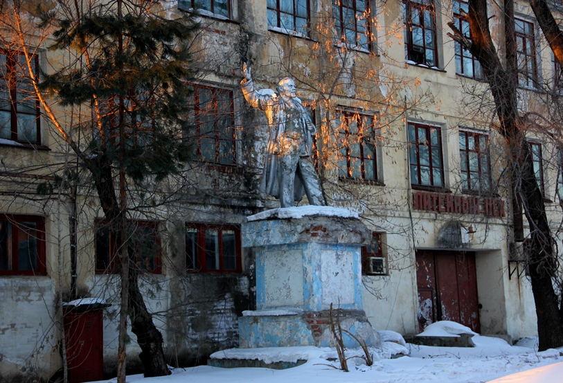 Ленин в облупившемся пальто напоминает призрак коммуниста