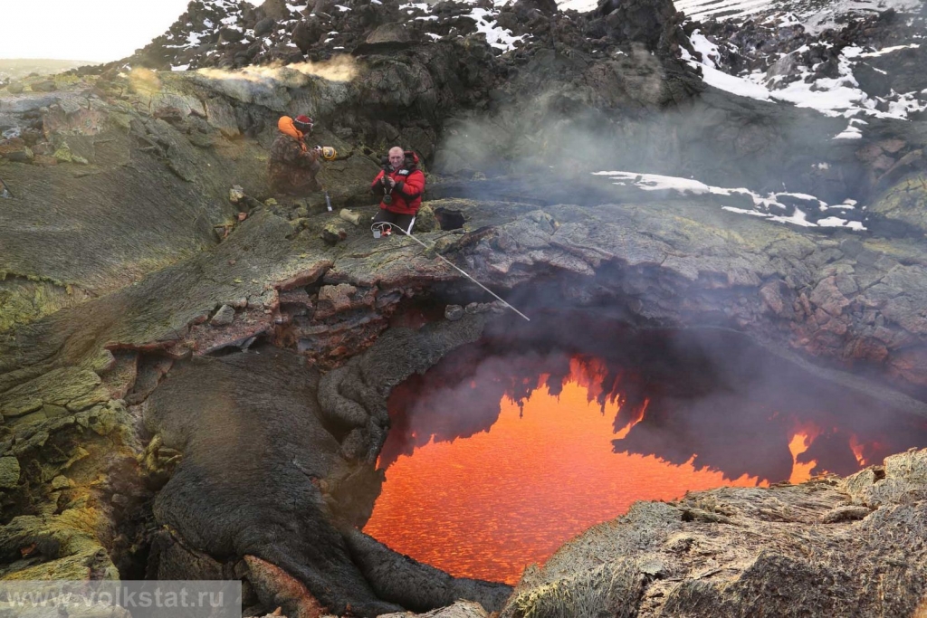 Группа вулканологов работала на извержении вулкан Толбачик
