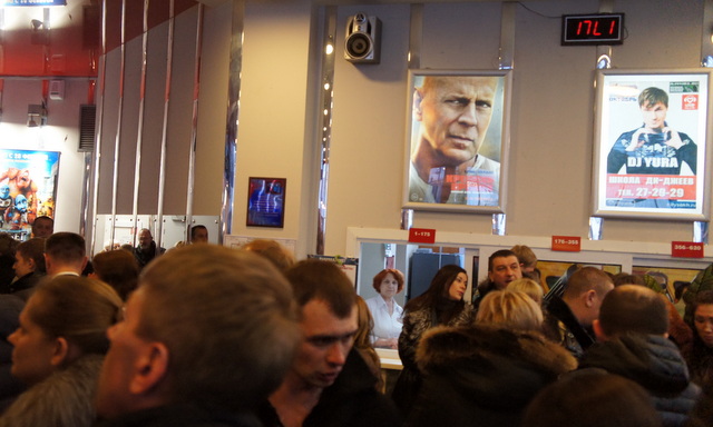 Толпа людей с нетерпением ждала, когда запустят в зал