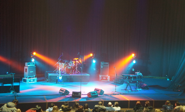 Пустая сцена в ожидании музыкантов