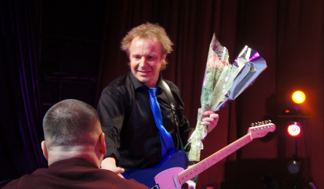 Вокалист Микаэль Эрландссон жмёт руку фанату