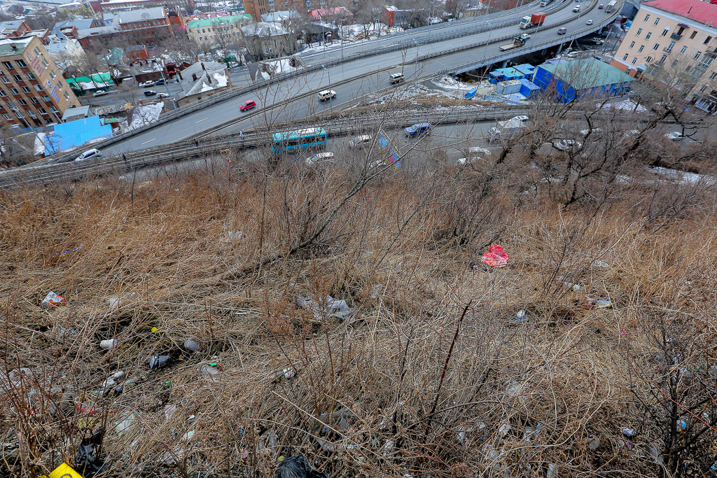 Популярная видовая площадка во Владивостоке завалена мусором