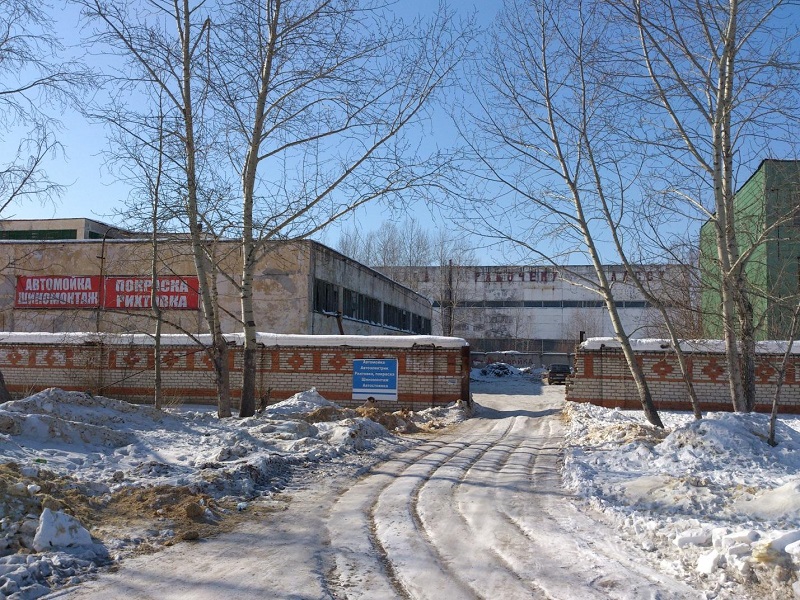 Реклама на зданиях завода демонстрирует, как ныне используются производственные площади