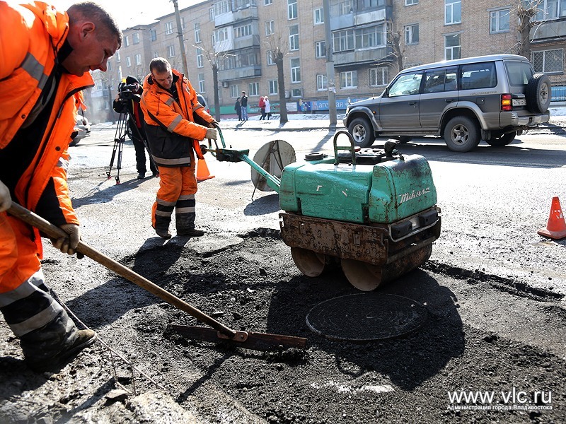 К аварийно-восстановительному ремонту дорог приступили во Владивостоке