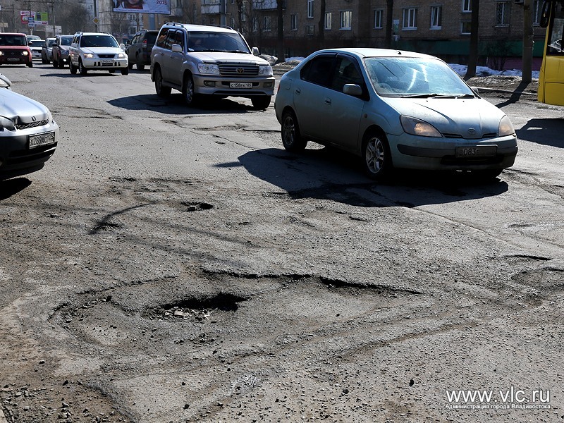 К аварийно-восстановительному ремонту дорог приступили во Владивостоке