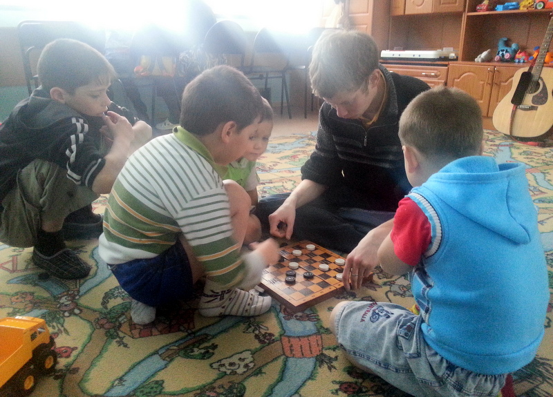 Играют в шашки