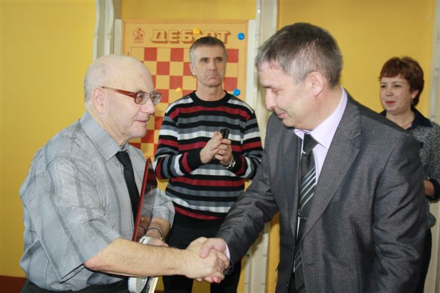 Старейший тренер Биробиджана по шахматам Давид Рывкин отметил 80-летие